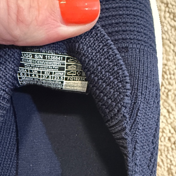 NWT UGG women’s Dark Blue Casual Slip-Ons size 6.5 - Picture 3 of 5